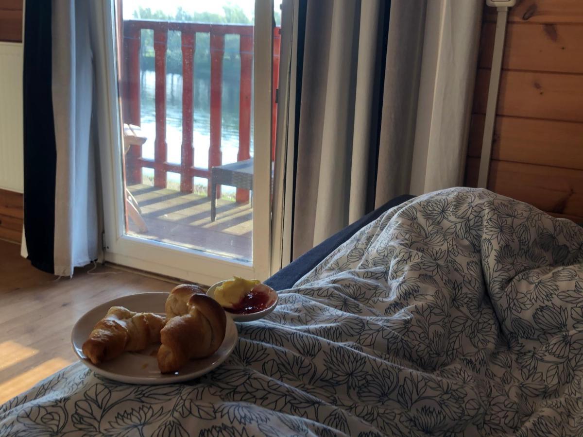 Thuiskomen, Genieten Aan Het Water Maaseik Bagian luar foto