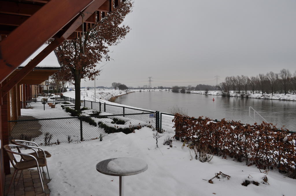 Thuiskomen, Genieten Aan Het Water Villa Maaseik Ruang foto